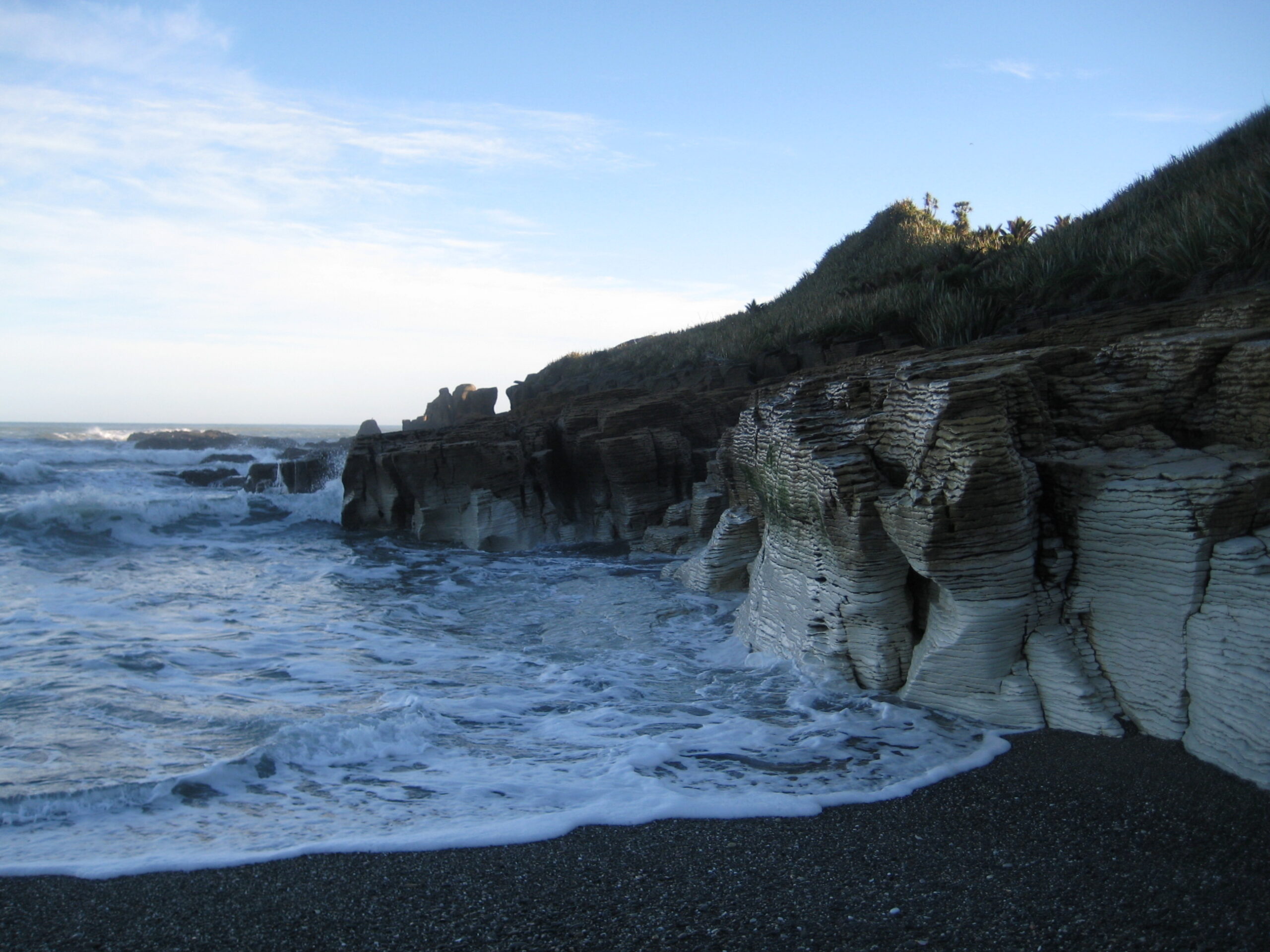 waves and rocks New Zealand